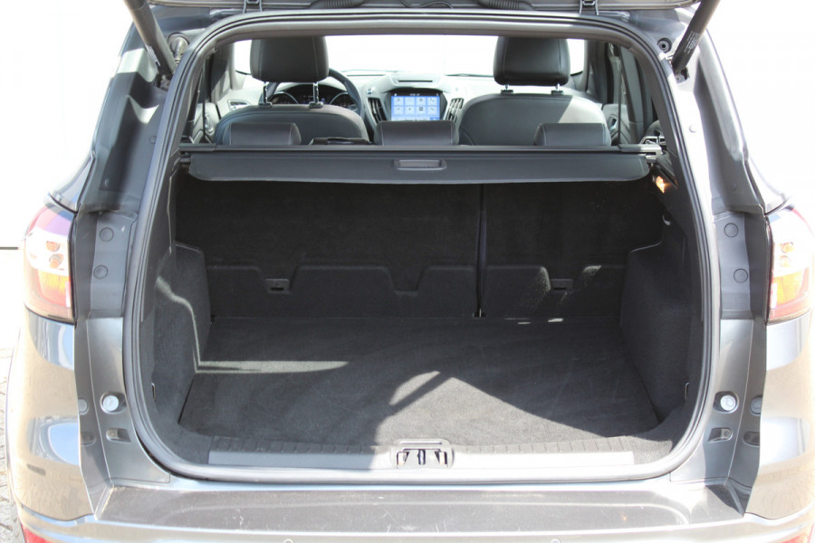 Ford Kuga 1.5-120pk EcoBoost ST Line. Erg mooie en luxe Kuga ST-Line. Trekgewicht 1.800kg ! Volautm. airco, elektr. panoramadak, elektr. achterklep, navigatie, telefoonvoorb., Apple carplay/Android auto., trekhaak, leer/alcantara bekleding, lane assist, cruise cntrl, camera etc etc.