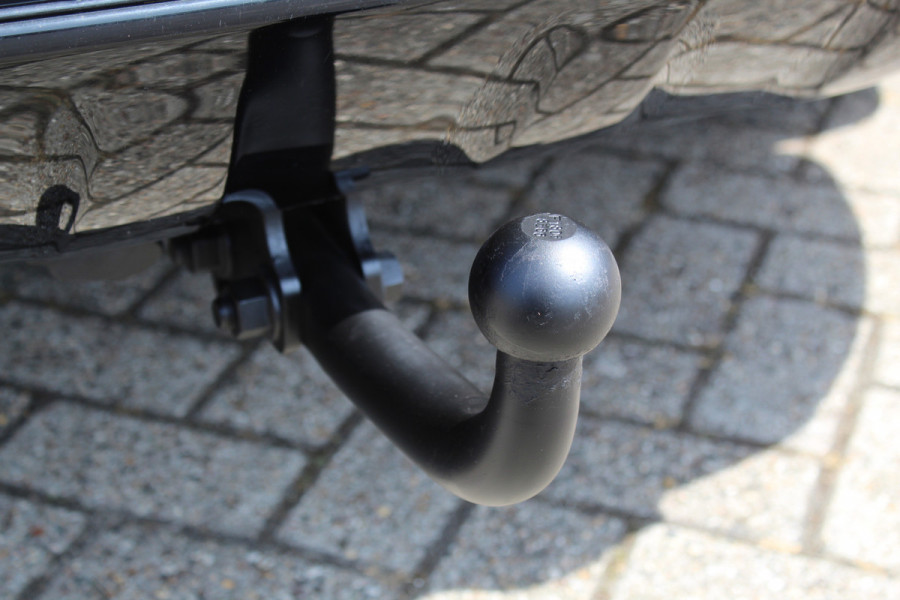 Ford Kuga 1.5-120pk EcoBoost ST Line. Erg mooie en luxe Kuga ST-Line. Trekgewicht 1.800kg ! Volautm. airco, elektr. panoramadak, elektr. achterklep, navigatie, telefoonvoorb., Apple carplay/Android auto., trekhaak, leer/alcantara bekleding, lane assist, cruise cntrl, camera etc etc.