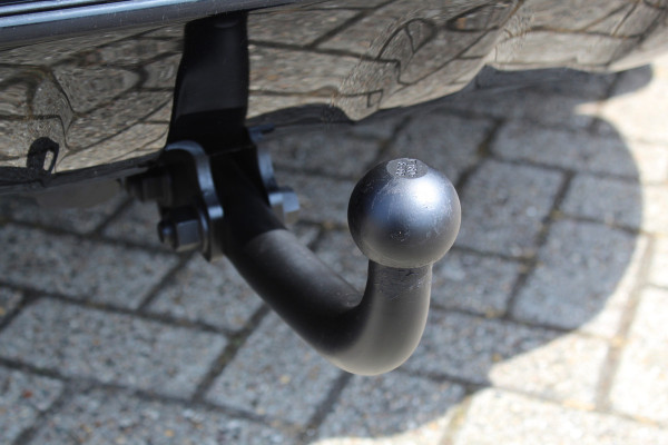 Ford Kuga 1.5-120pk EcoBoost ST Line. Erg mooie en luxe Kuga ST-Line. Trekgewicht 1.800kg ! Volautm. airco, elektr. panoramadak, elektr. achterklep, navigatie, telefoonvoorb., Apple carplay/Android auto., trekhaak, leer/alcantara bekleding, lane assist, cruise cntrl, camera etc etc.
