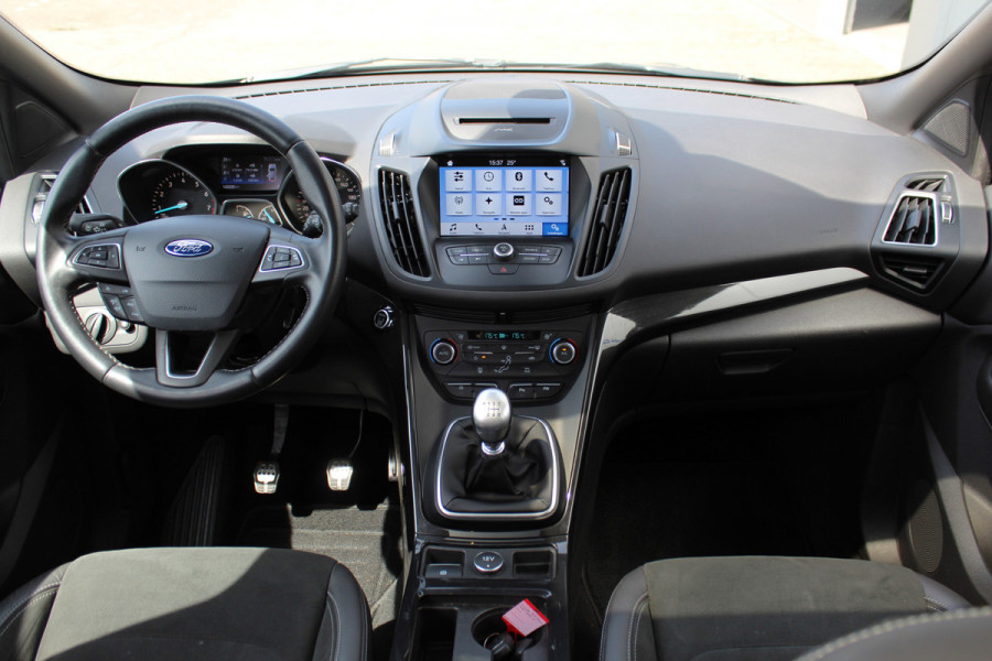 Ford Kuga 1.5-120pk EcoBoost ST Line. Erg mooie en luxe Kuga ST-Line. Trekgewicht 1.800kg ! Volautm. airco, elektr. panoramadak, elektr. achterklep, navigatie, telefoonvoorb., Apple carplay/Android auto., trekhaak, leer/alcantara bekleding, lane assist, cruise cntrl, camera etc etc.