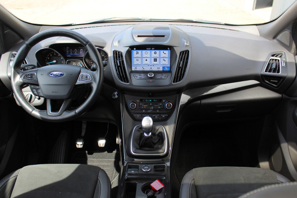 Ford Kuga 1.5-120pk EcoBoost ST Line. Erg mooie en luxe Kuga ST-Line. Trekgewicht 1.800kg ! Volautm. airco, elektr. panoramadak, elektr. achterklep, navigatie, telefoonvoorb., Apple carplay/Android auto., trekhaak, leer/alcantara bekleding, lane assist, cruise cntrl, camera etc etc.
