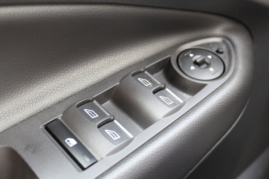 Ford Kuga 1.5-120pk EcoBoost ST Line. Erg mooie en luxe Kuga ST-Line. Trekgewicht 1.800kg ! Volautm. airco, elektr. panoramadak, elektr. achterklep, navigatie, telefoonvoorb., Apple carplay/Android auto., trekhaak, leer/alcantara bekleding, lane assist, cruise cntrl, camera etc etc.