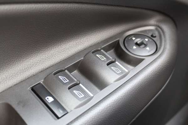 Ford Kuga 1.5-120pk EcoBoost ST Line. Erg mooie en luxe Kuga ST-Line. Trekgewicht 1.800kg ! Volautm. airco, elektr. panoramadak, elektr. achterklep, navigatie, telefoonvoorb., Apple carplay/Android auto., trekhaak, leer/alcantara bekleding, lane assist, cruise cntrl, camera etc etc.