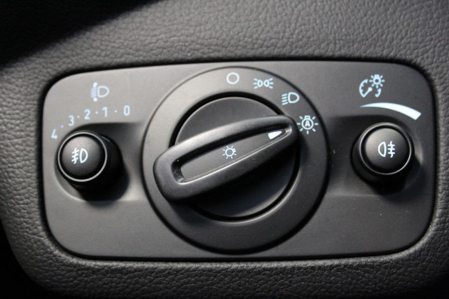 Ford Kuga 1.5-120pk EcoBoost ST Line. Erg mooie en luxe Kuga ST-Line. Trekgewicht 1.800kg ! Volautm. airco, elektr. panoramadak, elektr. achterklep, navigatie, telefoonvoorb., Apple carplay/Android auto., trekhaak, leer/alcantara bekleding, lane assist, cruise cntrl, camera etc etc.