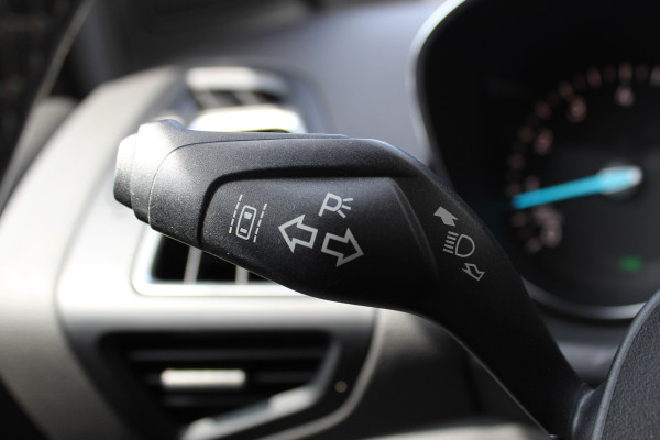 Ford Kuga 1.5-120pk EcoBoost ST Line. Erg mooie en luxe Kuga ST-Line. Trekgewicht 1.800kg ! Volautm. airco, elektr. panoramadak, elektr. achterklep, navigatie, telefoonvoorb., Apple carplay/Android auto., trekhaak, leer/alcantara bekleding, lane assist, cruise cntrl, camera etc etc.