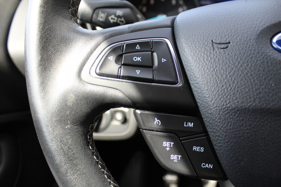 Ford Kuga 1.5-120pk EcoBoost ST Line. Erg mooie en luxe Kuga ST-Line. Trekgewicht 1.800kg ! Volautm. airco, elektr. panoramadak, elektr. achterklep, navigatie, telefoonvoorb., Apple carplay/Android auto., trekhaak, leer/alcantara bekleding, lane assist, cruise cntrl, camera etc etc.