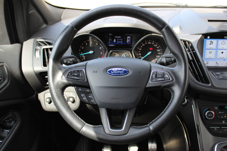 Ford Kuga 1.5-120pk EcoBoost ST Line. Erg mooie en luxe Kuga ST-Line. Trekgewicht 1.800kg ! Volautm. airco, elektr. panoramadak, elektr. achterklep, navigatie, telefoonvoorb., Apple carplay/Android auto., trekhaak, leer/alcantara bekleding, lane assist, cruise cntrl, camera etc etc.