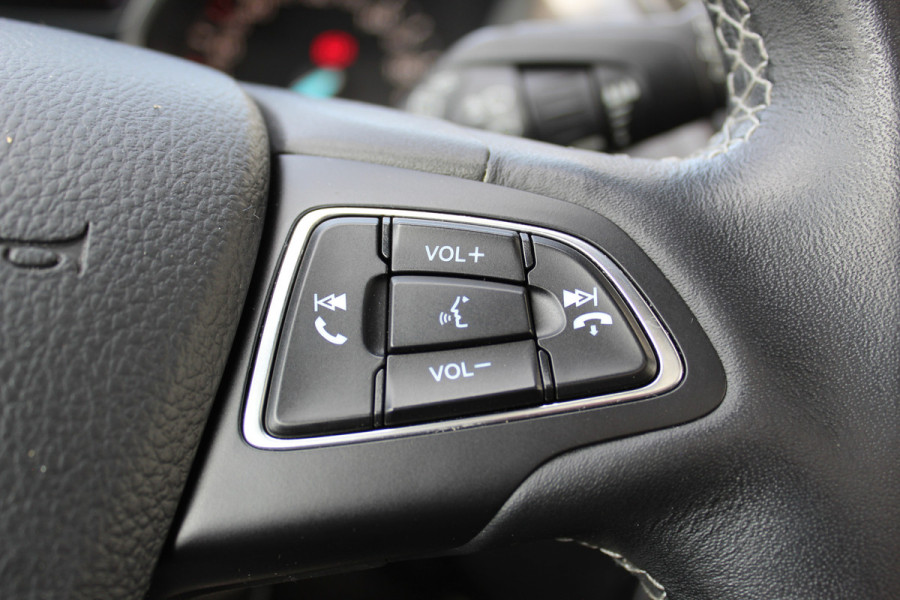 Ford Kuga 1.5-120pk EcoBoost ST Line. Erg mooie en luxe Kuga ST-Line. Trekgewicht 1.800kg ! Volautm. airco, elektr. panoramadak, elektr. achterklep, navigatie, telefoonvoorb., Apple carplay/Android auto., trekhaak, leer/alcantara bekleding, lane assist, cruise cntrl, camera etc etc.