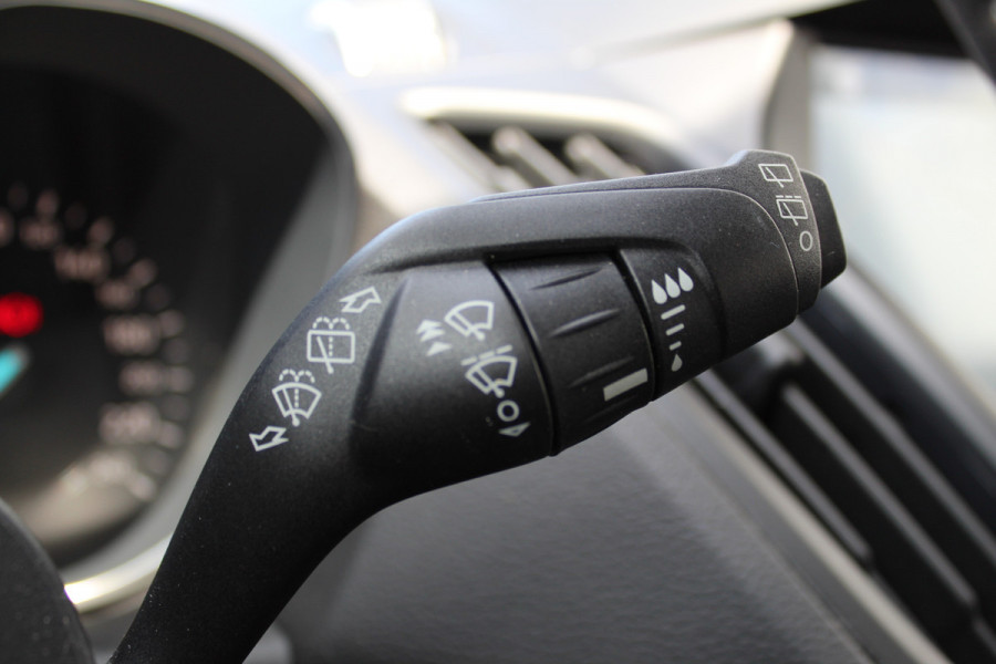 Ford Kuga 1.5-120pk EcoBoost ST Line. Erg mooie en luxe Kuga ST-Line. Trekgewicht 1.800kg ! Volautm. airco, elektr. panoramadak, elektr. achterklep, navigatie, telefoonvoorb., Apple carplay/Android auto., trekhaak, leer/alcantara bekleding, lane assist, cruise cntrl, camera etc etc.