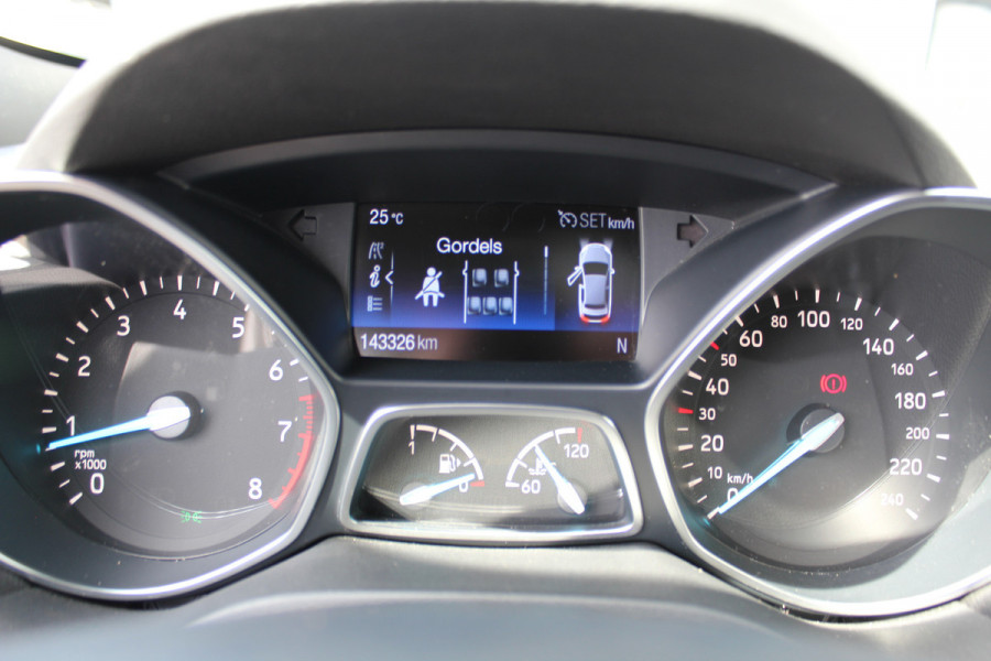 Ford Kuga 1.5-120pk EcoBoost ST Line. Erg mooie en luxe Kuga ST-Line. Trekgewicht 1.800kg ! Volautm. airco, elektr. panoramadak, elektr. achterklep, navigatie, telefoonvoorb., Apple carplay/Android auto., trekhaak, leer/alcantara bekleding, lane assist, cruise cntrl, camera etc etc.