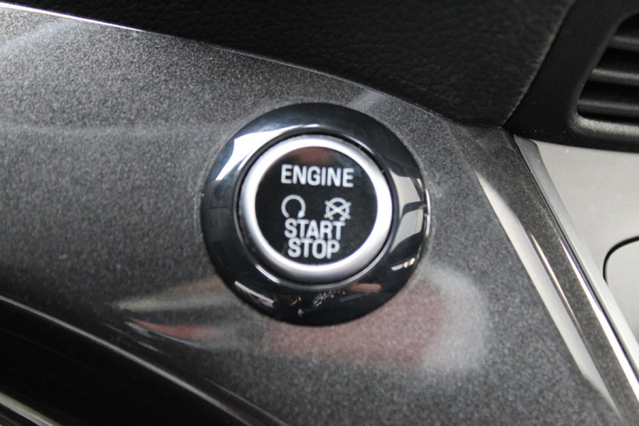 Ford Kuga 1.5-120pk EcoBoost ST Line. Erg mooie en luxe Kuga ST-Line. Trekgewicht 1.800kg ! Volautm. airco, elektr. panoramadak, elektr. achterklep, navigatie, telefoonvoorb., Apple carplay/Android auto., trekhaak, leer/alcantara bekleding, lane assist, cruise cntrl, camera etc etc.