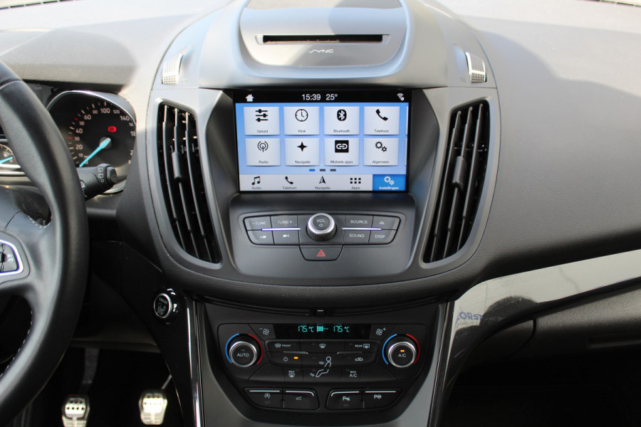 Ford Kuga 1.5-120pk EcoBoost ST Line. Erg mooie en luxe Kuga ST-Line. Trekgewicht 1.800kg ! Volautm. airco, elektr. panoramadak, elektr. achterklep, navigatie, telefoonvoorb., Apple carplay/Android auto., trekhaak, leer/alcantara bekleding, lane assist, cruise cntrl, camera etc etc.