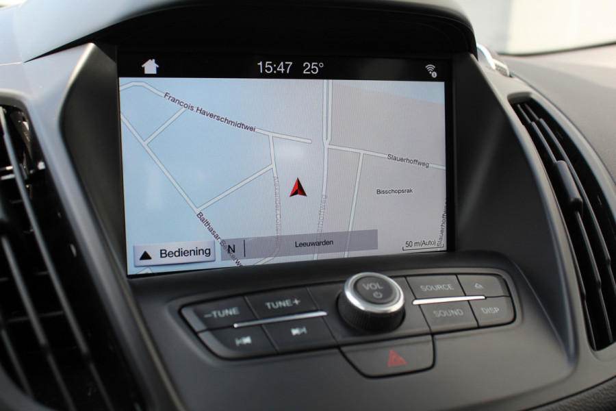 Ford Kuga 1.5-120pk EcoBoost ST Line. Erg mooie en luxe Kuga ST-Line. Trekgewicht 1.800kg ! Volautm. airco, elektr. panoramadak, elektr. achterklep, navigatie, telefoonvoorb., Apple carplay/Android auto., trekhaak, leer/alcantara bekleding, lane assist, cruise cntrl, camera etc etc.