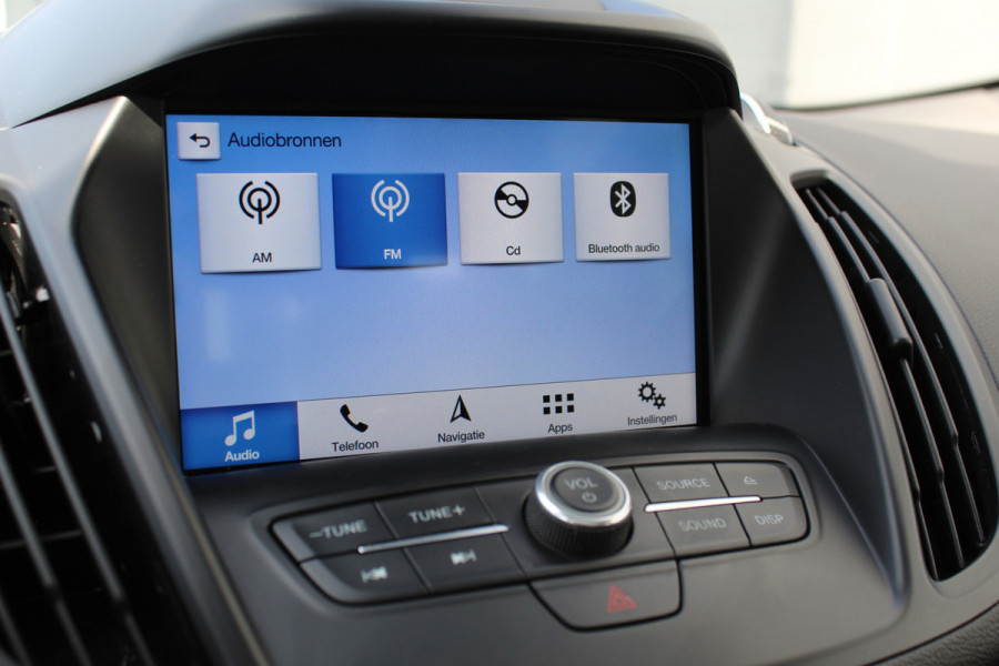 Ford Kuga 1.5-120pk EcoBoost ST Line. Erg mooie en luxe Kuga ST-Line. Trekgewicht 1.800kg ! Volautm. airco, elektr. panoramadak, elektr. achterklep, navigatie, telefoonvoorb., Apple carplay/Android auto., trekhaak, leer/alcantara bekleding, lane assist, cruise cntrl, camera etc etc.