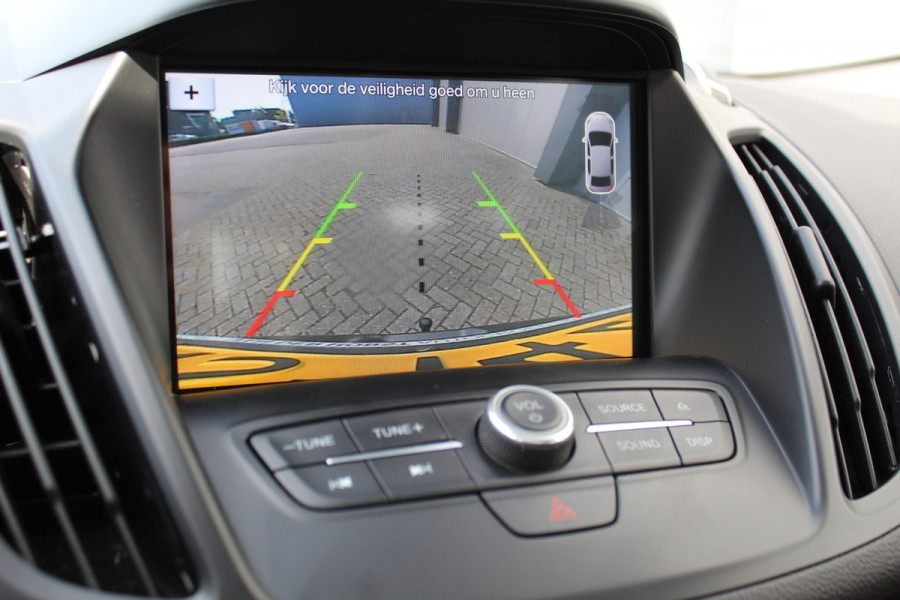 Ford Kuga 1.5-120pk EcoBoost ST Line. Erg mooie en luxe Kuga ST-Line. Trekgewicht 1.800kg ! Volautm. airco, elektr. panoramadak, elektr. achterklep, navigatie, telefoonvoorb., Apple carplay/Android auto., trekhaak, leer/alcantara bekleding, lane assist, cruise cntrl, camera etc etc.
