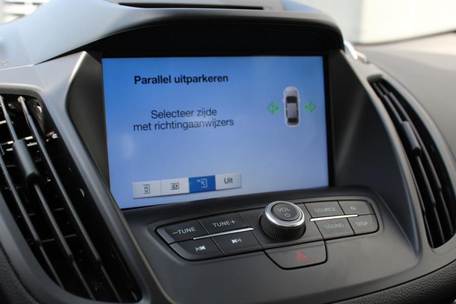 Ford Kuga 1.5-120pk EcoBoost ST Line. Erg mooie en luxe Kuga ST-Line. Trekgewicht 1.800kg ! Volautm. airco, elektr. panoramadak, elektr. achterklep, navigatie, telefoonvoorb., Apple carplay/Android auto., trekhaak, leer/alcantara bekleding, lane assist, cruise cntrl, camera etc etc.