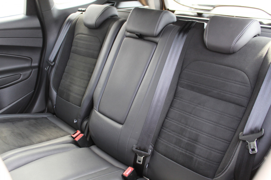 Ford Kuga 1.5-120pk EcoBoost ST Line. Erg mooie en luxe Kuga ST-Line. Trekgewicht 1.800kg ! Volautm. airco, elektr. panoramadak, elektr. achterklep, navigatie, telefoonvoorb., Apple carplay/Android auto., trekhaak, leer/alcantara bekleding, lane assist, cruise cntrl, camera etc etc.