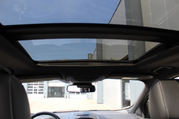 Ford Kuga 1.5-120pk EcoBoost ST Line. Erg mooie en luxe Kuga ST-Line. Trekgewicht 1.800kg ! Volautm. airco, elektr. panoramadak, elektr. achterklep, navigatie, telefoonvoorb., Apple carplay/Android auto., trekhaak, leer/alcantara bekleding, lane assist, cruise cntrl, camera etc etc.