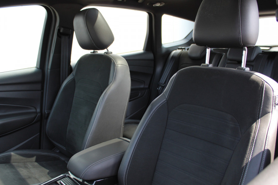 Ford Kuga 1.5-120pk EcoBoost ST Line. Erg mooie en luxe Kuga ST-Line. Trekgewicht 1.800kg ! Volautm. airco, elektr. panoramadak, elektr. achterklep, navigatie, telefoonvoorb., Apple carplay/Android auto., trekhaak, leer/alcantara bekleding, lane assist, cruise cntrl, camera etc etc.
