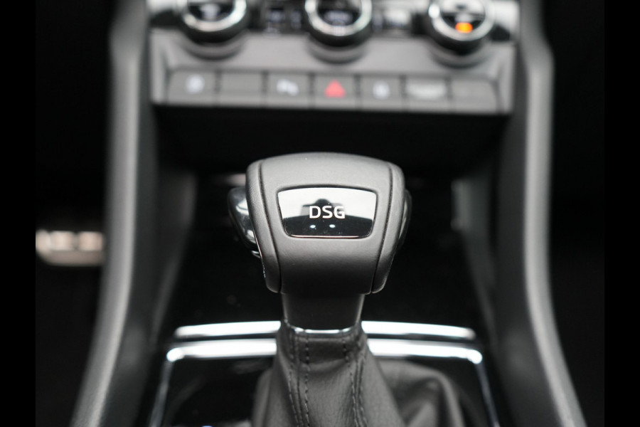 Škoda Karoq 1.5 TSI ACT Style 150pk DSG | Panodak | Trekhaak af Fabriek | Adaptive Cruise | Camera | Virtual | Apple Carplay | Sportstoelen Verwarm | 17"L.M | Keyless |