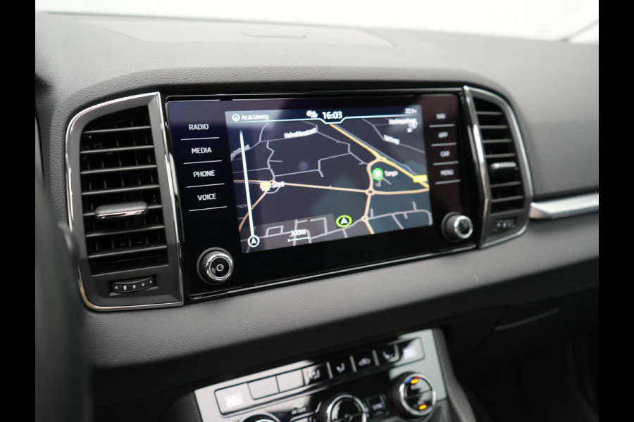 Škoda Karoq 1.5 TSI ACT Style 150pk DSG | Panodak | Trekhaak af Fabriek | Adaptive Cruise | Camera | Virtual | Apple Carplay | Sportstoelen Verwarm | 17"L.M | Keyless |