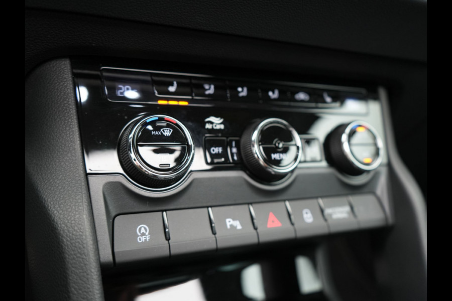 Škoda Karoq 1.5 TSI ACT Style 150pk DSG | Panodak | Trekhaak af Fabriek | Adaptive Cruise | Camera | Virtual | Apple Carplay | Sportstoelen Verwarm | 17"L.M | Keyless |