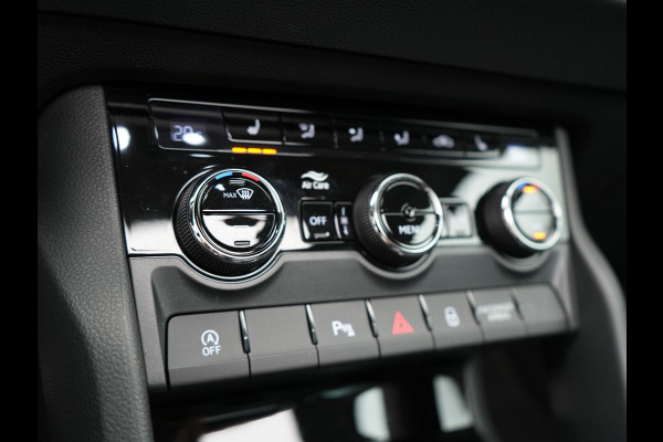 Škoda Karoq 1.5 TSI ACT Style 150pk DSG | Panodak | Trekhaak af Fabriek | Adaptive Cruise | Camera | Virtual | Apple Carplay | Sportstoelen Verwarm | 17"L.M | Keyless |
