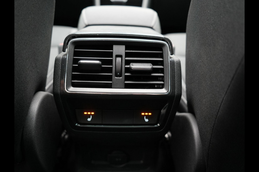 Škoda Karoq 1.5 TSI ACT Style 150pk DSG | Panodak | Trekhaak af Fabriek | Adaptive Cruise | Camera | Virtual | Apple Carplay | Sportstoelen Verwarm | 17"L.M | Keyless |