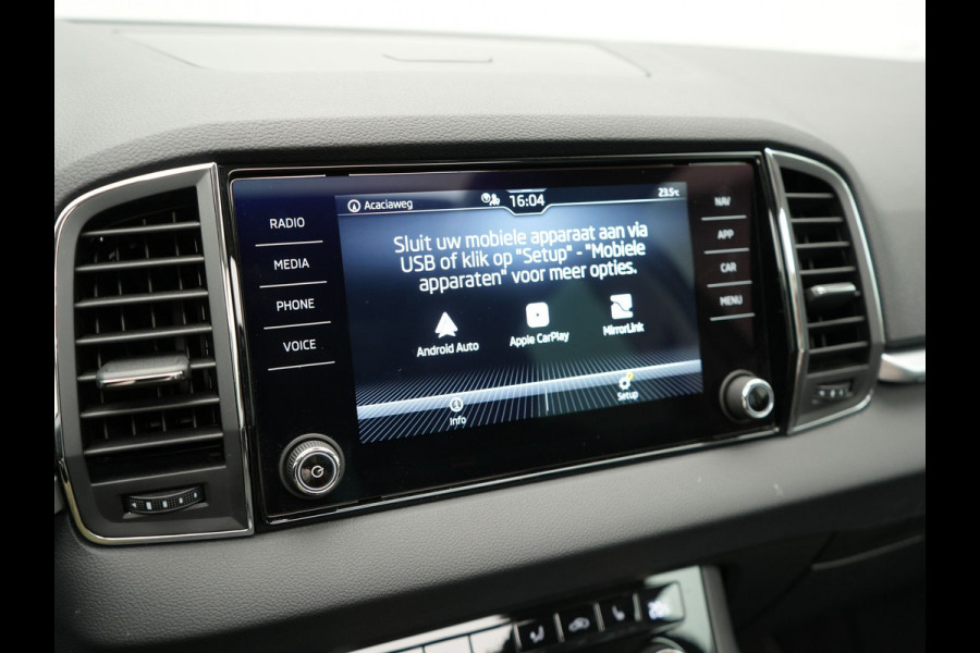 Škoda Karoq 1.5 TSI ACT Style 150pk DSG | Panodak | Trekhaak af Fabriek | Adaptive Cruise | Camera | Virtual | Apple Carplay | Sportstoelen Verwarm | 17"L.M | Keyless |