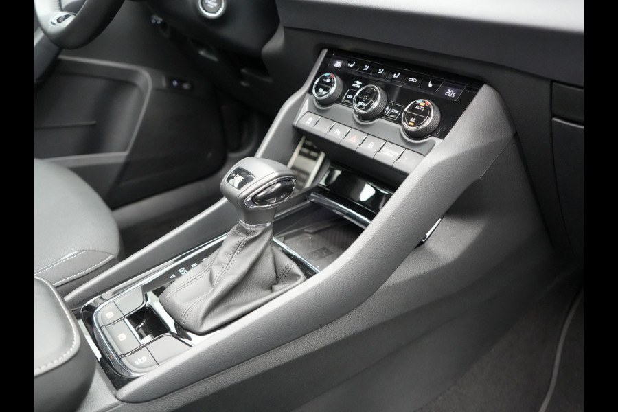 Škoda Karoq 1.5 TSI ACT Style 150pk DSG | Panodak | Trekhaak af Fabriek | Adaptive Cruise | Camera | Virtual | Apple Carplay | Sportstoelen Verwarm | 17"L.M | Keyless |