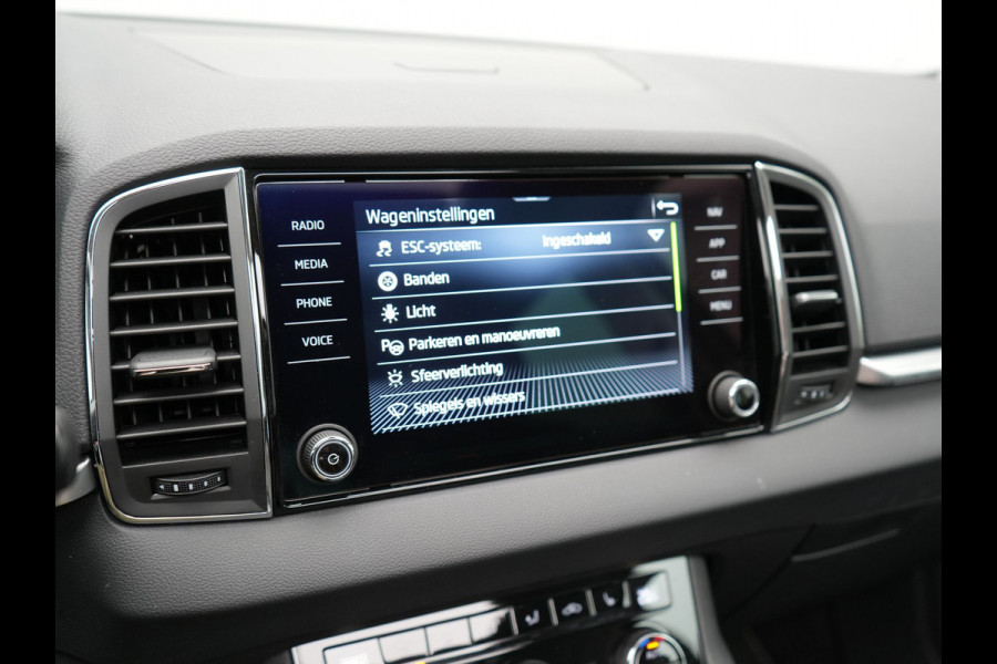Škoda Karoq 1.5 TSI ACT Style 150pk DSG | Panodak | Trekhaak af Fabriek | Adaptive Cruise | Camera | Virtual | Apple Carplay | Sportstoelen Verwarm | 17"L.M | Keyless |