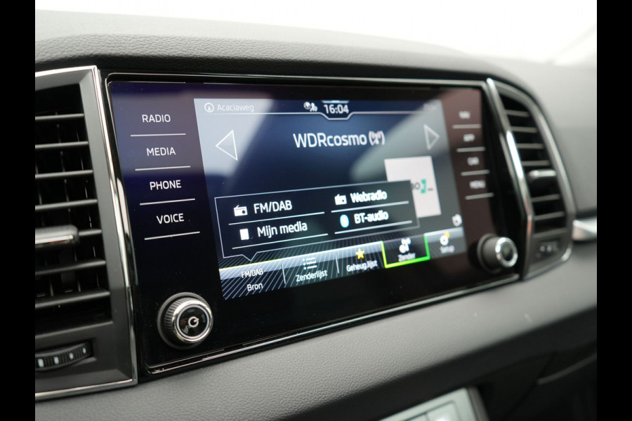 Škoda Karoq 1.5 TSI ACT Style 150pk DSG | Panodak | Trekhaak af Fabriek | Adaptive Cruise | Camera | Virtual | Apple Carplay | Sportstoelen Verwarm | 17"L.M | Keyless |