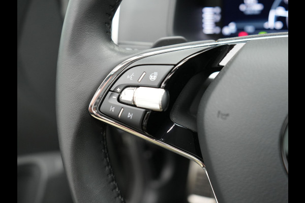 Škoda Karoq 1.5 TSI ACT Style 150pk DSG | Panodak | Trekhaak af Fabriek | Adaptive Cruise | Camera | Virtual | Apple Carplay | Sportstoelen Verwarm | 17"L.M | Keyless |