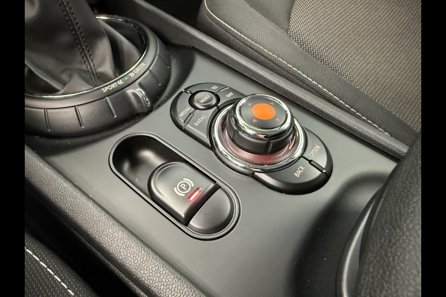MINI Clubman 1.5 Cooper Pepper Serious Business Navigatie Full-led ClimateControl