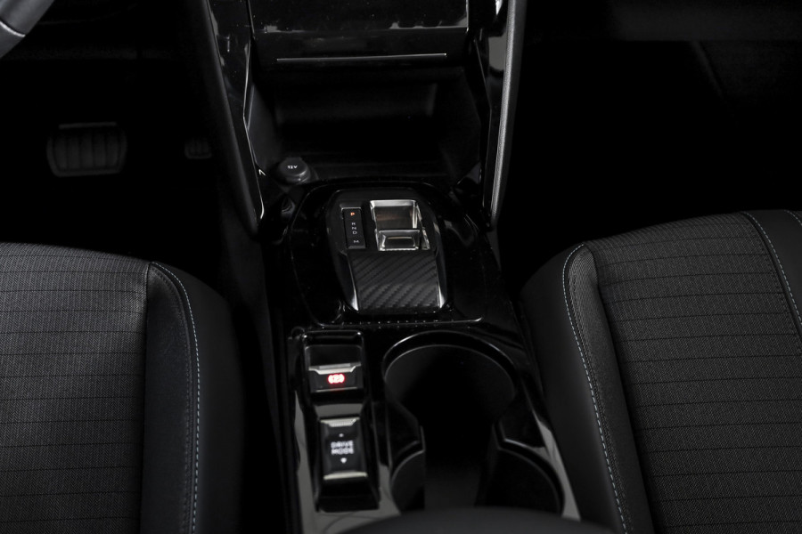Peugeot 2008 1.2 PureTech Allure Pack 130 PK - Automaat | Dig. Cockpit | PDC | Camera | NAV + App, Connect | ECC | DAB | LM 17" |