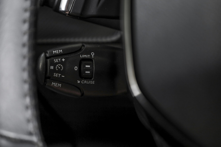 Peugeot 2008 1.2 PureTech Allure Pack 130 PK - Automaat | Dig. Cockpit | PDC | Camera | NAV + App, Connect | ECC | DAB | LM 17" |