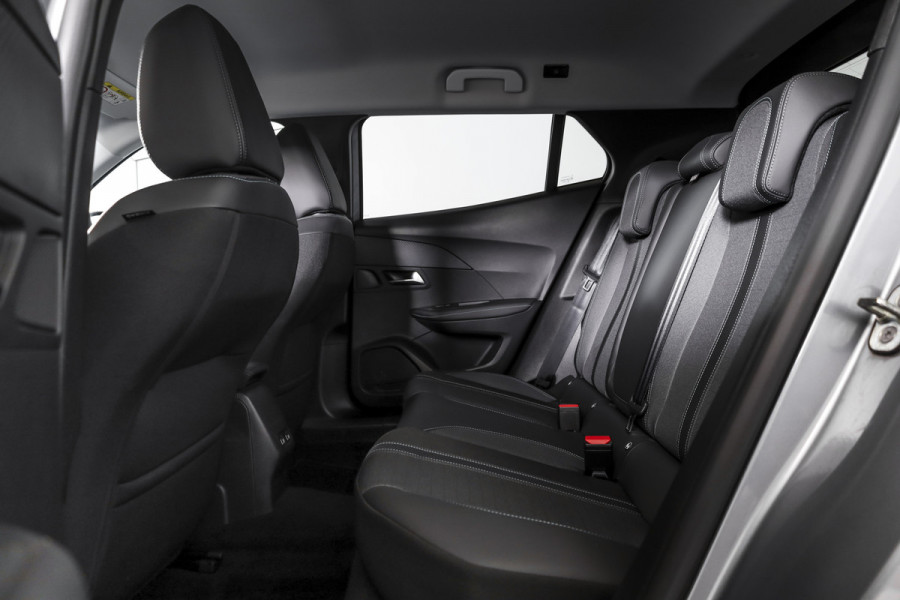 Peugeot 2008 1.2 PureTech Allure Pack 130 PK - Automaat | Dig. Cockpit | PDC | Camera | NAV + App, Connect | ECC | DAB | LM 17" |