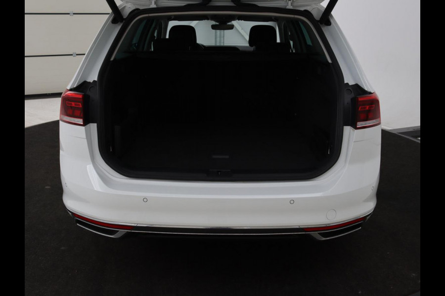 Volkswagen Passat Variant 1.4 TSI PHEV GTE Business | Panoramadak | Massage | Stoelverwarming | Adaptive cruise | Camera | Elektrische achterklep