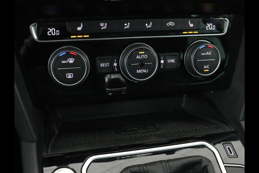 Volkswagen Passat Variant 1.4 TSI PHEV GTE Business | Panoramadak | Massage | Stoelverwarming | Adaptive cruise | Camera | Elektrische achterklep