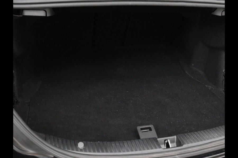 Mercedes-Benz C-Klasse 180 Business Solution AMG | Panoramadak | Leder | Stoelverwarming | Cruise control | 360 Camera | Elektrische achterklep | Carplay | Burmester