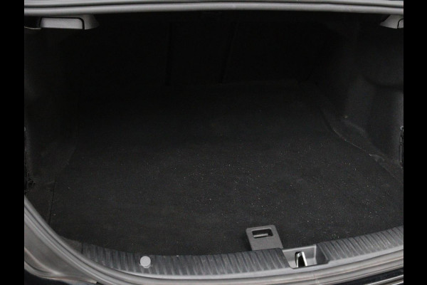 Mercedes-Benz C-Klasse 180 Business Solution AMG | Panoramadak | Leder | Stoelverwarming | Cruise control | 360 Camera | Elektrische achterklep | Carplay | Burmester