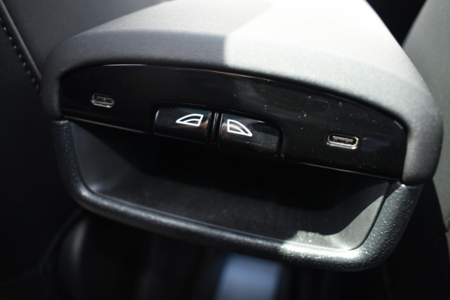 Volvo EX30 Twin Motor Performance Ultra 69 kWh / 428PK / 360 graden camera / Pilot assist / Park assist / Panoramadak / Elektrisch verstelbare stoelen