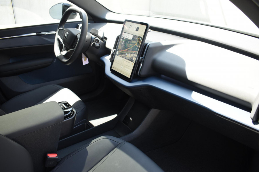 Volvo EX30 Twin Motor Performance Ultra 69 kWh / 428PK / 360 graden camera / Pilot assist / Park assist / Panoramadak / Elektrisch verstelbare stoelen