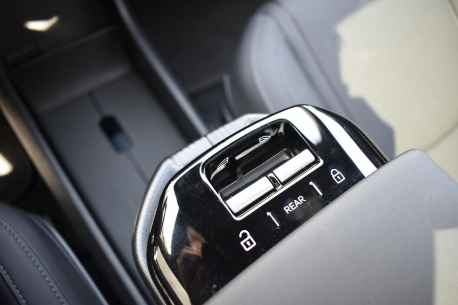 Volvo EX30 Twin Motor Performance Ultra 69 kWh / 428PK / 360 graden camera / Pilot assist / Park assist / Panoramadak / Elektrisch verstelbare stoelen