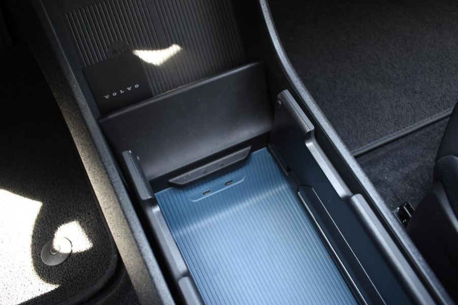 Volvo EX30 Twin Motor Performance Ultra 69 kWh / 428PK / 360 graden camera / Pilot assist / Park assist / Panoramadak / Elektrisch verstelbare stoelen