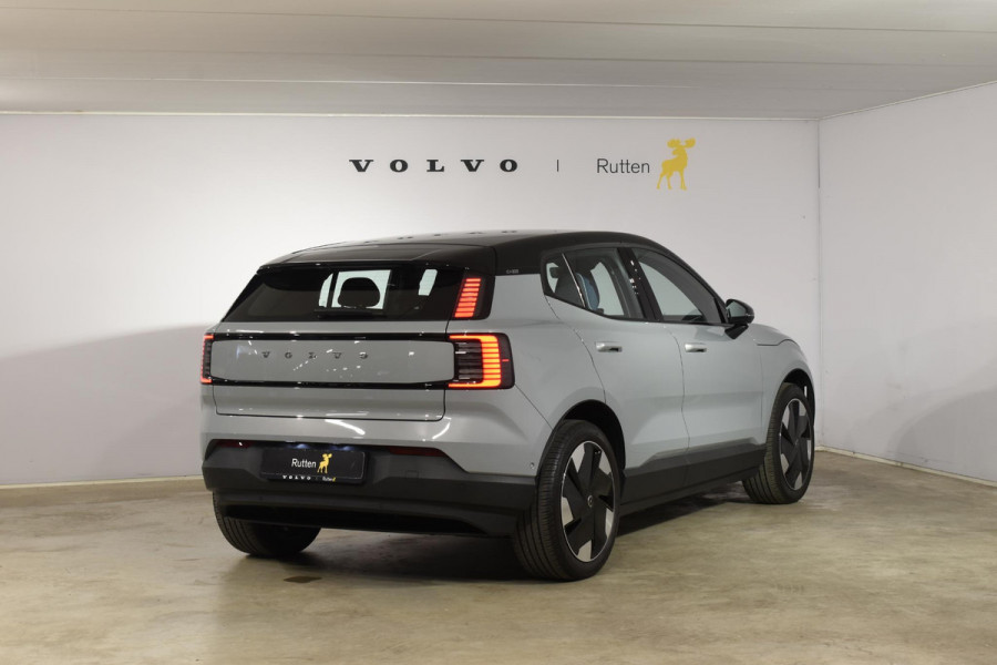 Volvo EX30 Twin Motor Performance Ultra 69 kWh / 428PK / 360 graden camera / Pilot assist / Park assist / Panoramadak / Voorstoelen en stuurwiel verwarmd / Elektrisch verstelbare stoelen
