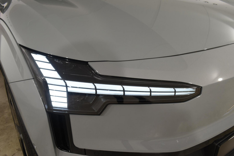 Volvo EX30 Twin Motor Performance Ultra 69 kWh / 428PK / 360 graden camera / Pilot assist / Park assist / Panoramadak / Voorstoelen en stuurwiel verwarmd / Elektrisch verstelbare stoelen
