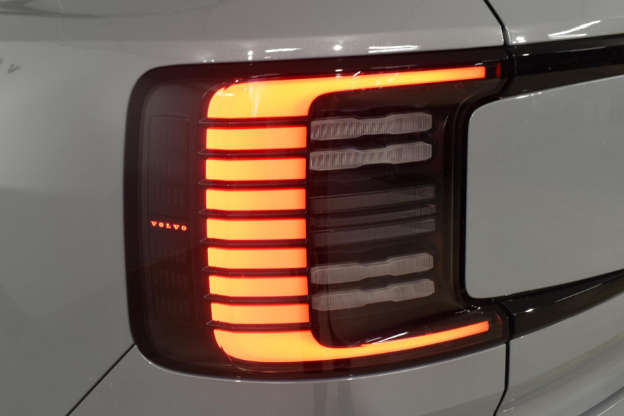 Volvo EX30 Twin Motor Performance Ultra 69 kWh / 428PK / 360 graden camera / Pilot assist / Park assist / Panoramadak / Voorstoelen en stuurwiel verwarmd / Elektrisch verstelbare stoelen