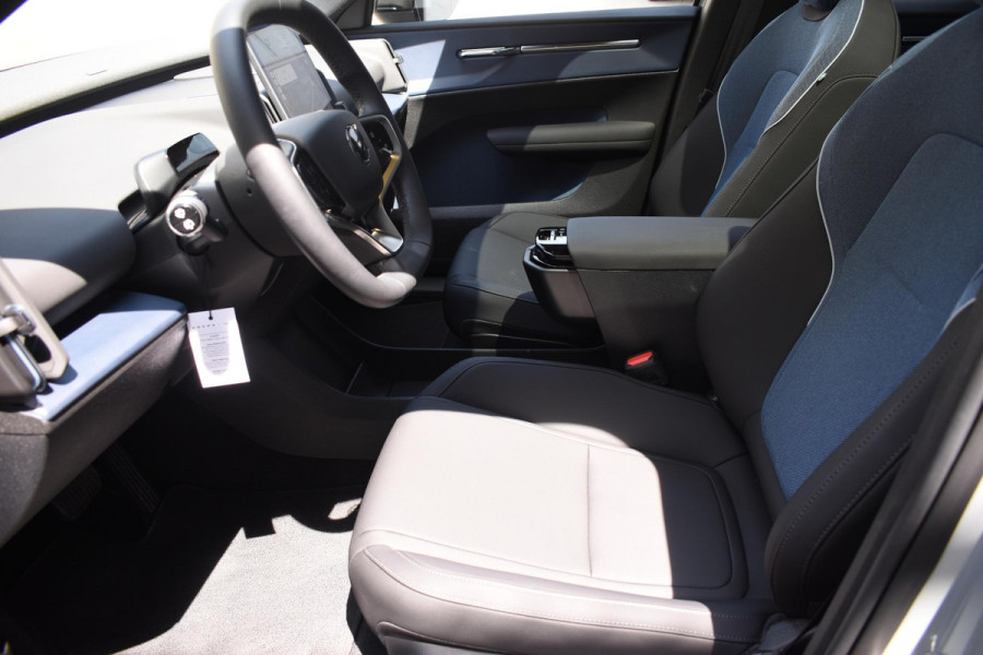 Volvo EX30 Twin Motor Performance Ultra 69 kWh / 428PK / 360 graden camera / Pilot assist / Park assist / Panoramadak / Voorstoelen en stuurwiel verwarmd / Elektrisch verstelbare stoelen