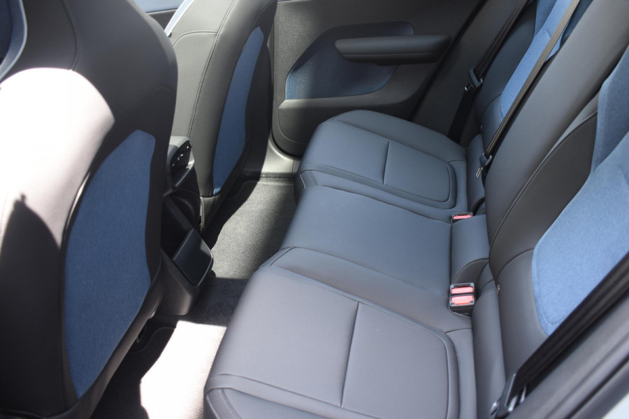 Volvo EX30 Twin Motor Performance Ultra 69 kWh / 428PK / 360 graden camera / Pilot assist / Park assist / Panoramadak / Voorstoelen en stuurwiel verwarmd / Elektrisch verstelbare stoelen